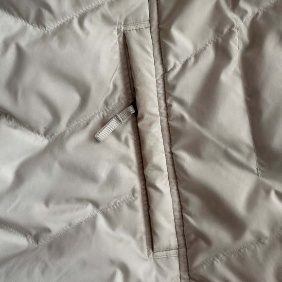 Patagonia Women's Winter White Down Puffer Jacket - Picture 15 of 16